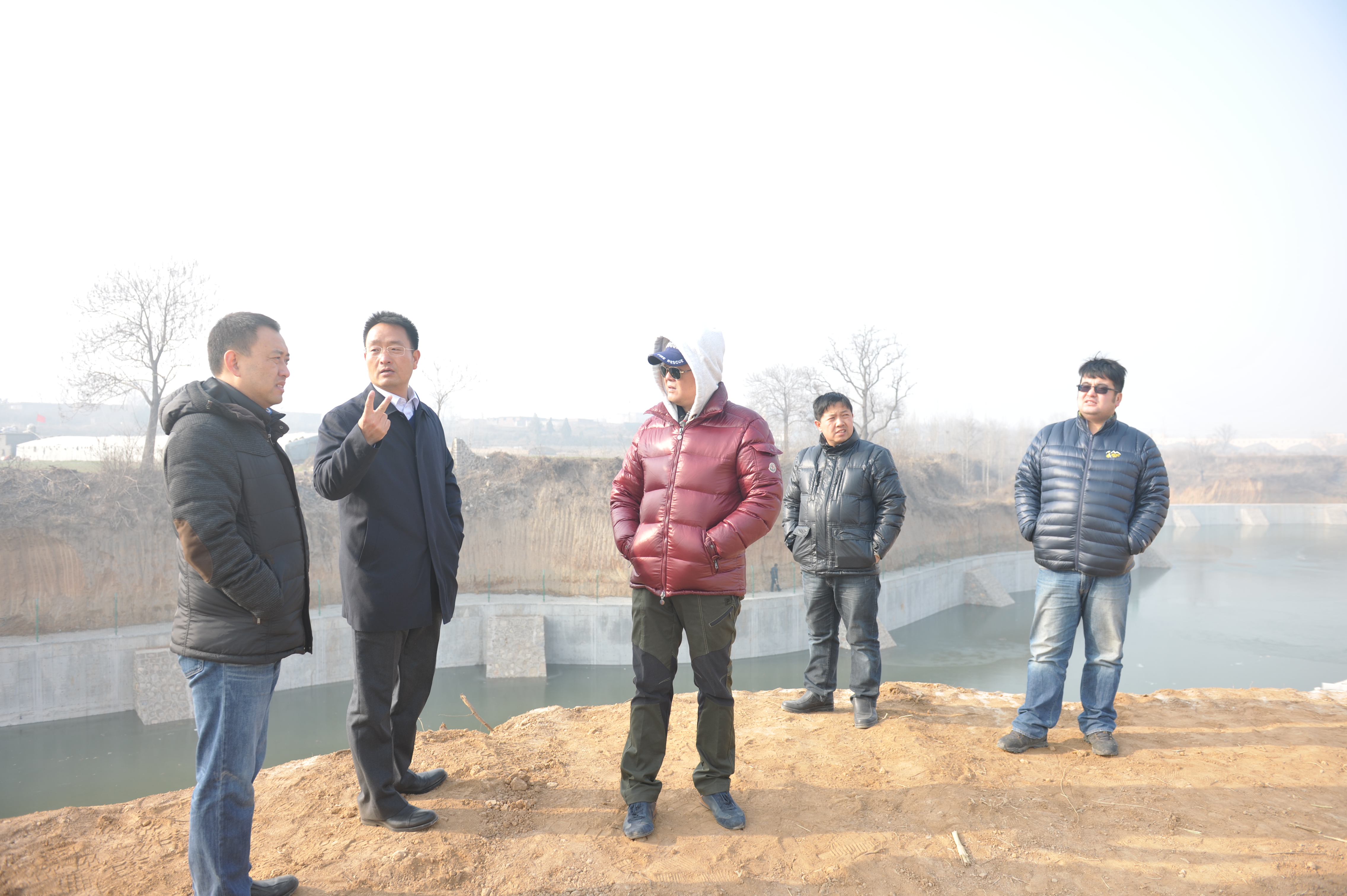 裴春亮在向《一年又一年》栏目导演蔡建元介绍裴寨社区今后的水文化